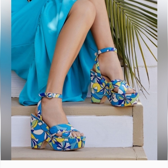 JUST FAB Mia Notched Wedge Sandal shades of blue/green/yellow. Mod print.Sz 6.5 - Picture 1 of 12